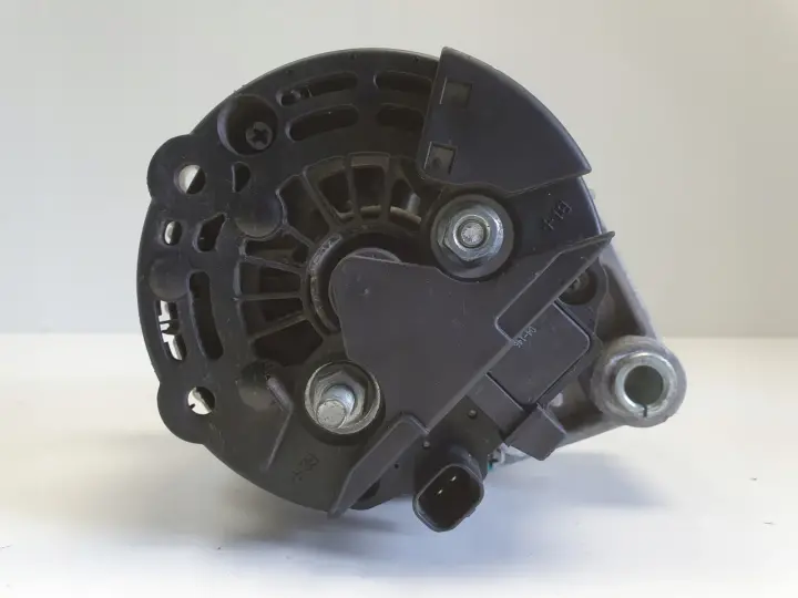 Opel Astra III H 1.9 CDTI 16V ALTERNATOR BOSCH
