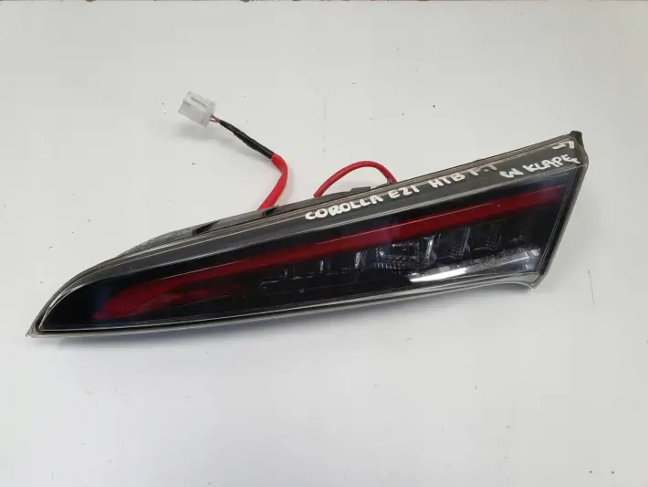 Toyota Corolla E21 HTB TYLNIA TYLNA LAMPA PRAWA prawy tył w klape EUROPA