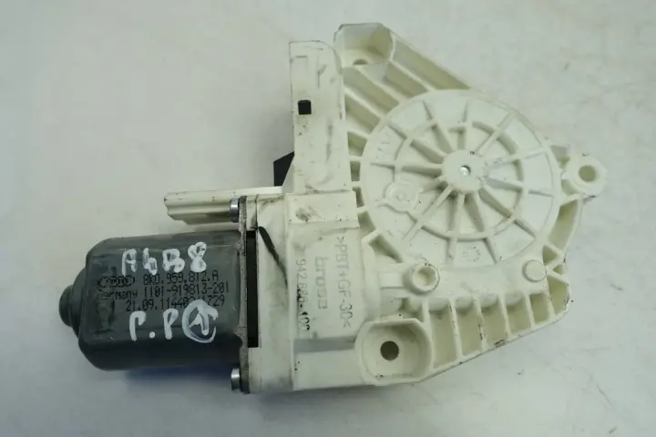 Audi A4 B8 SILNICZEK TYLNEJ SZYBY prawy tył