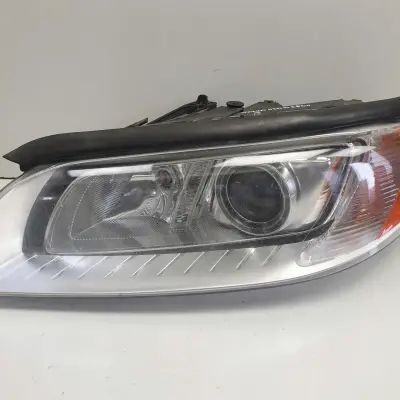 Volvo V70 III PRZEDNIA LAMPA LEWA XENON SKRĘTNY