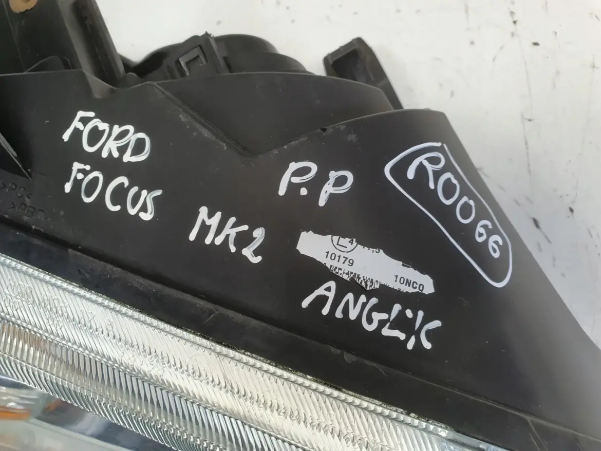 Ford Focus mk2 02-06 PRZEDNIA LAMPA PRAWA prawy przód anglik