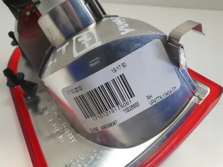 Opel Insignia A kombi TYLNIA TYLNA LAMPA PRAWA prawy tył w klape 13226855