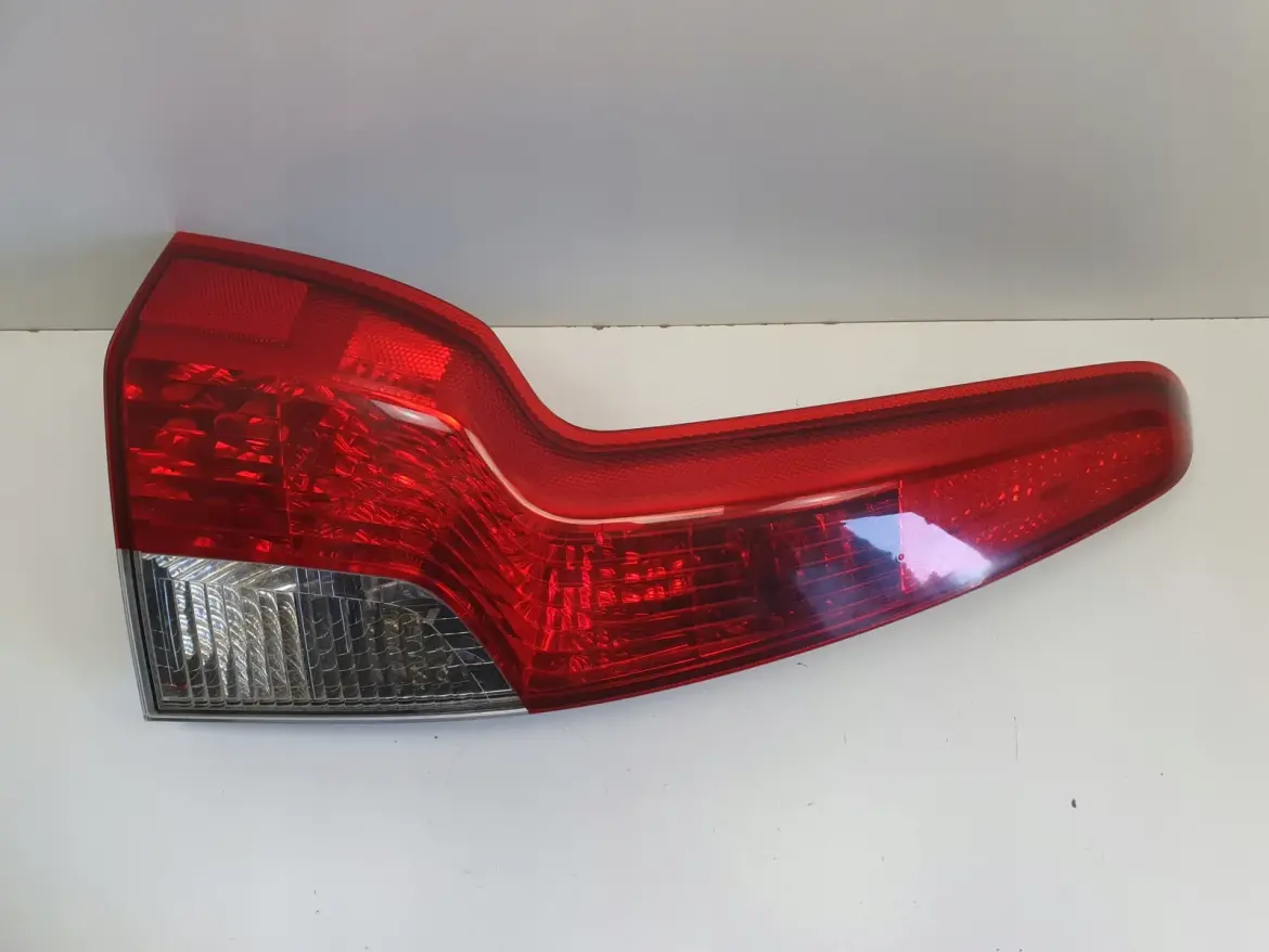 Volvo V50 KOMBI 07-12r LIFT TYLNIA TYLNA LAMPA LEWA lewy tył 30744541