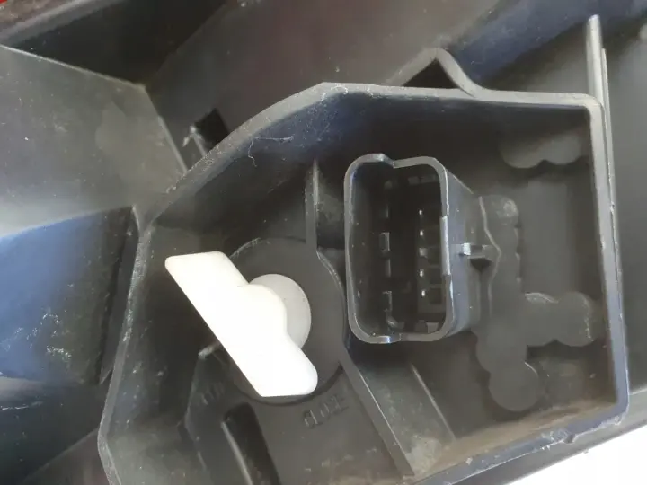 Renault Megane II lift HB TYLNA LAMPA PRAWA prawy tył pasażera 8200413216-C