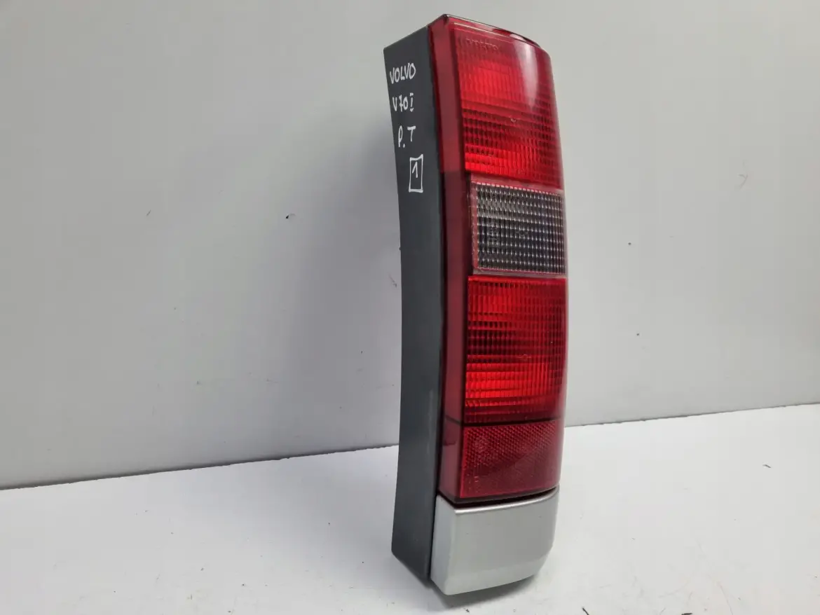 Volvo V70 I 850 XC70 I 96-00r TYLNIA TYLNA LAMPA PRAWA prawy tył 3512320