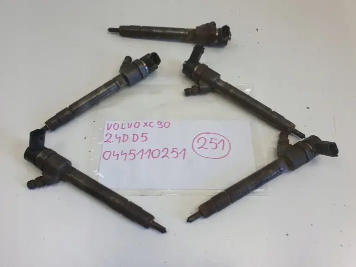Volvo XC90 2.4 D5 WTRYSKIWACZ wtrysk 0445110251