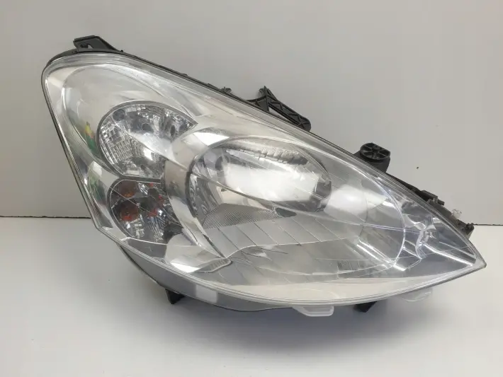 Peugeot Partner II PRZEDNIA LAMPA PRAWA przód