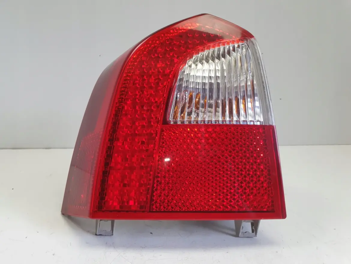 Volvo V70 III XC70 II TYLNIA TYLNA LAMPA LEWA lewy tył LED 31395072