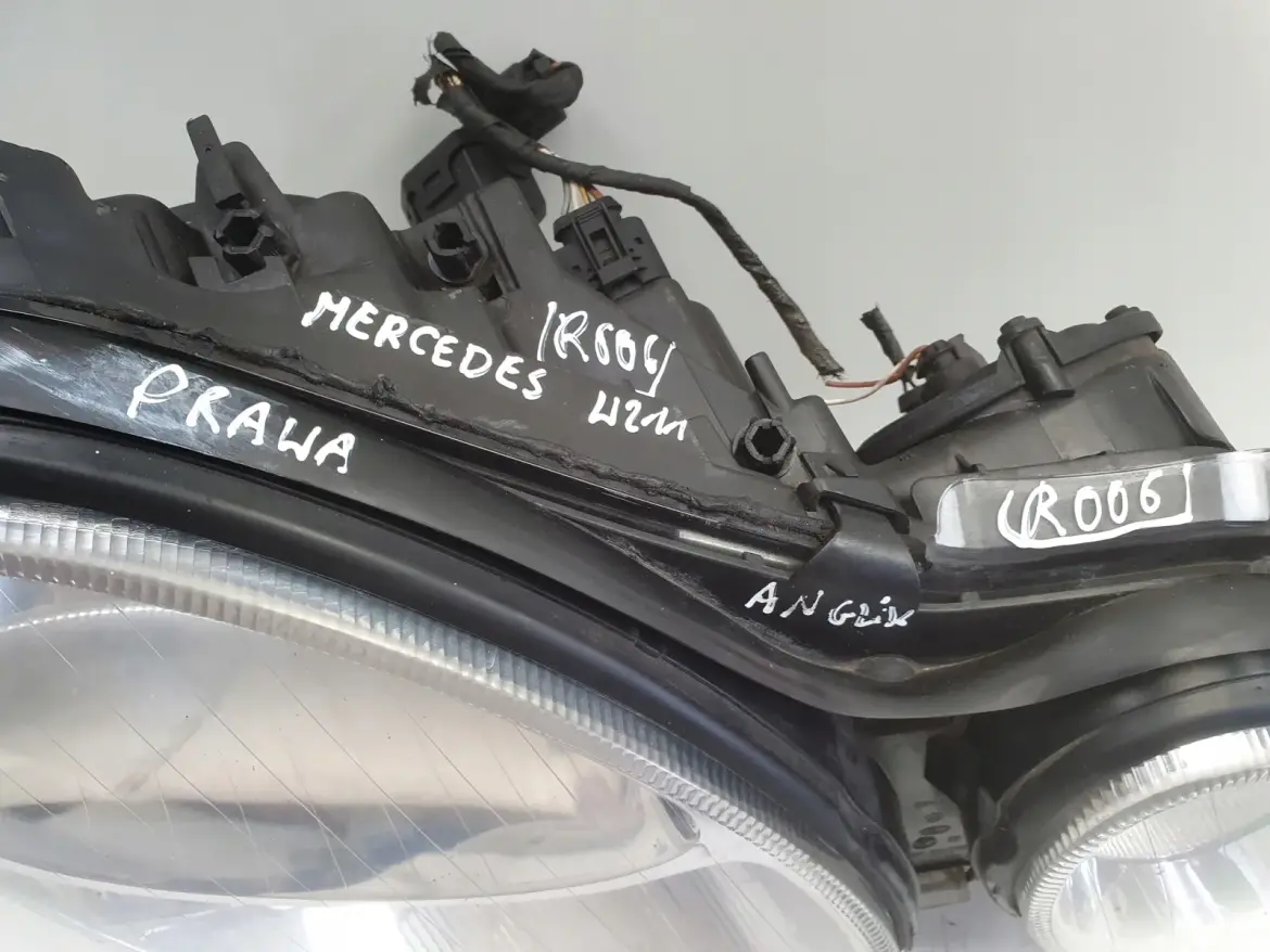 Mercedes W211 02-06 PRZEDNIA LAMPA PRAWA prawy przód anglik 154360-00
