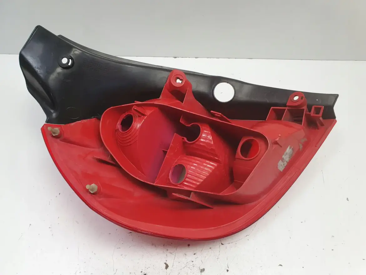 Renault Clio III HB 05-09r TYLNA LAMPA PRAWA prawy tył pasażera 89035080