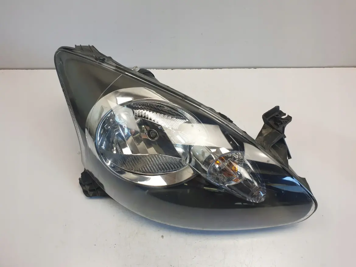Toyota Aygo PRZEDNIA LAMPA PRAWA prawy przód EUROP