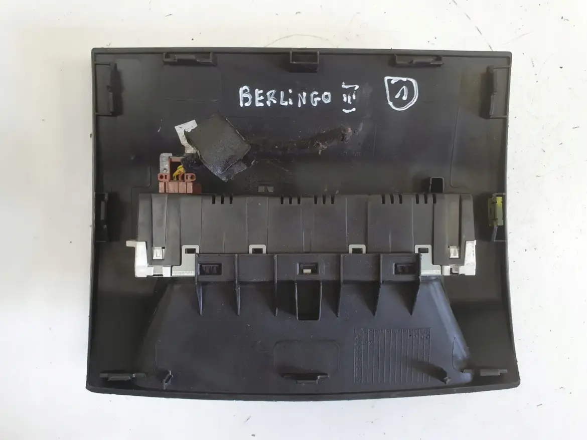 Peugeot Partner Citroen Berlingo III DASZEK Deski Wyświetlacz 9680939077