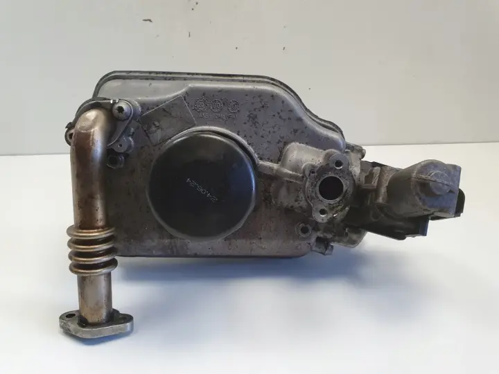 VW Transporter T5 2.0 TDI BiTDI CFC PODSTAWA FILTRA OLEJU Chłodnica