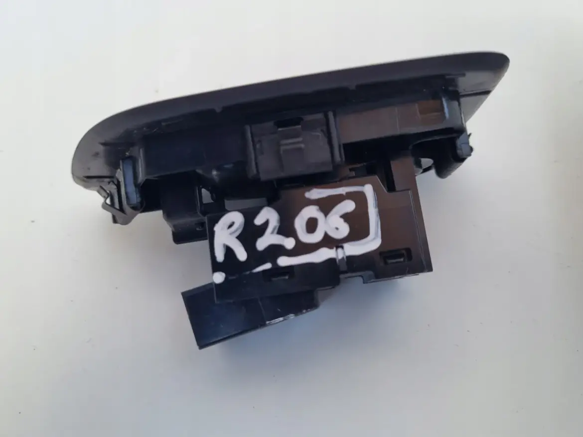 Volvo S90 II V60 II S60 III XC60 II PRAWY PANEL SZYB 31376458