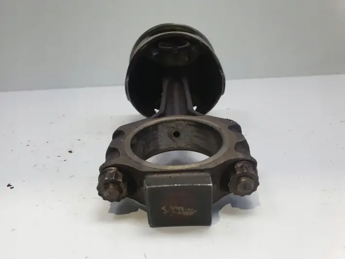 Mercedes W126 C126 5.6 V8 560 SEC TŁOK Korbowód