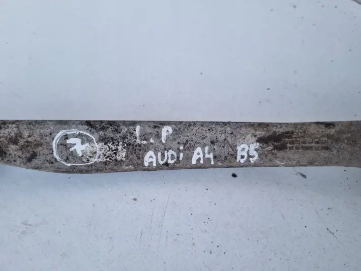 Audi A4 B5 Passat B5 PRZEDNI LEWY GÓRNY WAHACZ przód