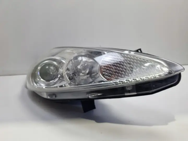 Ford Fiesta MK7 08-17r PRZEDNIA LAMPA PRAWA PRAWY PRZÓD 8A61-13W029-DG