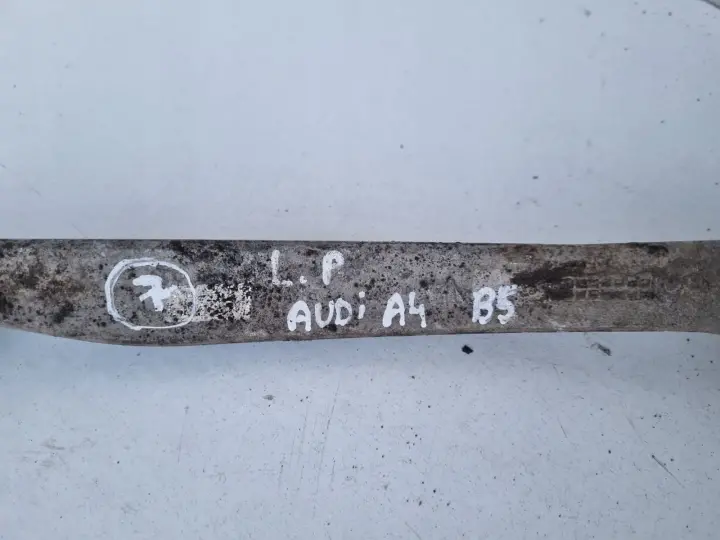 Audi A4 B5 Passat B5 PRZEDNI LEWY GÓRNY WAHACZ przód