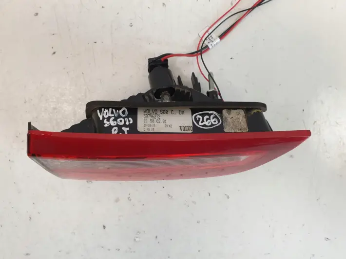 Volvo S60 II TYLNA LAMPA PRAWA prawy tył W KLAPE