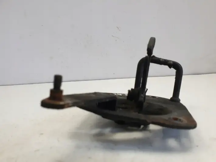 Skoda Fabia I RYGIEL PRZEDNIEJ MASKI Przód