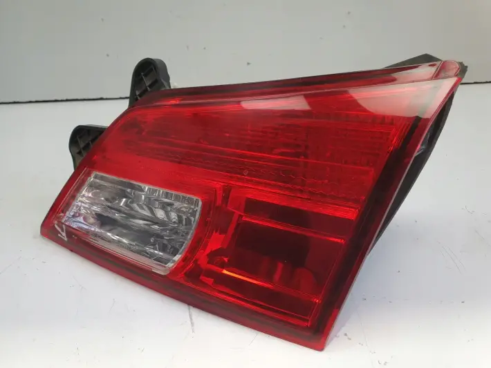 Subaru Legacy V kombi TYLNA LAMPA PRAWA prawy tył pasażera w klapę