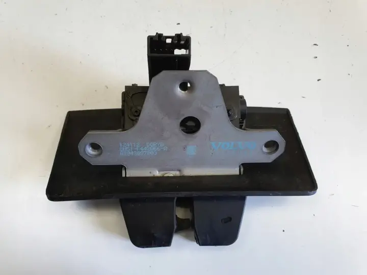 Volvo VOLVO V60 I S60 II ZAMEK KLAPY BAGAŻNIKA 31335045 8N51-F442A66-AC