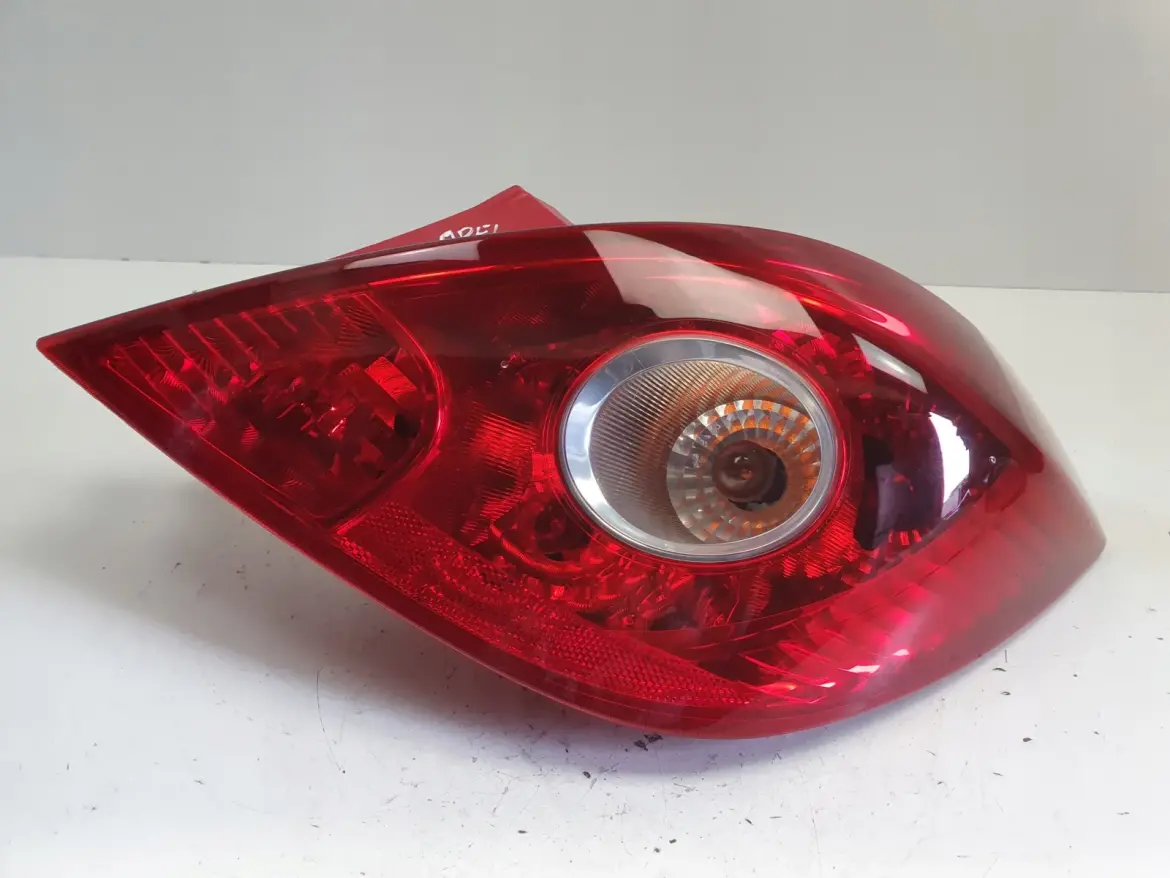 Opel Corsa D 3 drzwi TYLNA LAMPA PRAWA prawy tył pasażera 13211841