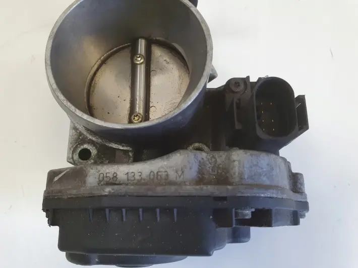 Audi A4 B5 1.8 T turbo PRZEPUSTNICA 058133063M