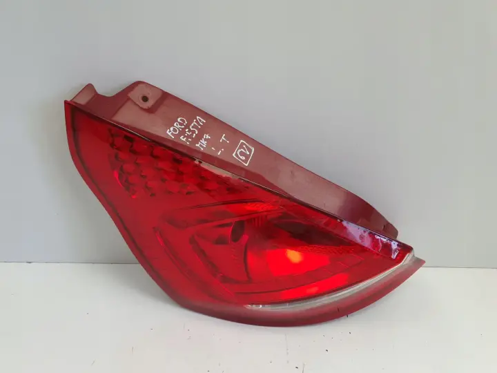 Ford Fiesta VII MK7 08-12r TYLNIA LAMPA LEWA LEWY TYŁ kierowcy 8A61-13405-A