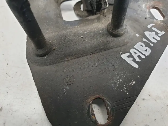 Skoda Fabia I RYGIEL PRZEDNIEJ MASKI Przód