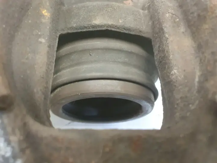 Volvo S60 II XC60 I PRZEDNI ZACISK HAMULCOWY Prawy przód PASAŻERA 31423312