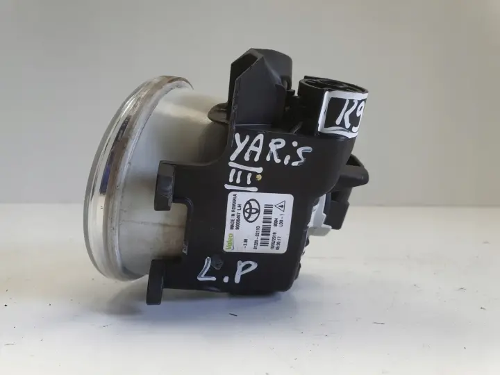 Toyota Yaris III 11-20r PRZEDNI HALOGEN LEWY PRZÓD kierowcy 81220-02110