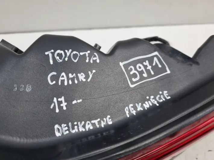 Toyota Camry 8 VIII 17-21r TYLNIA TYLNA LAMPA PRAWA prawy tył