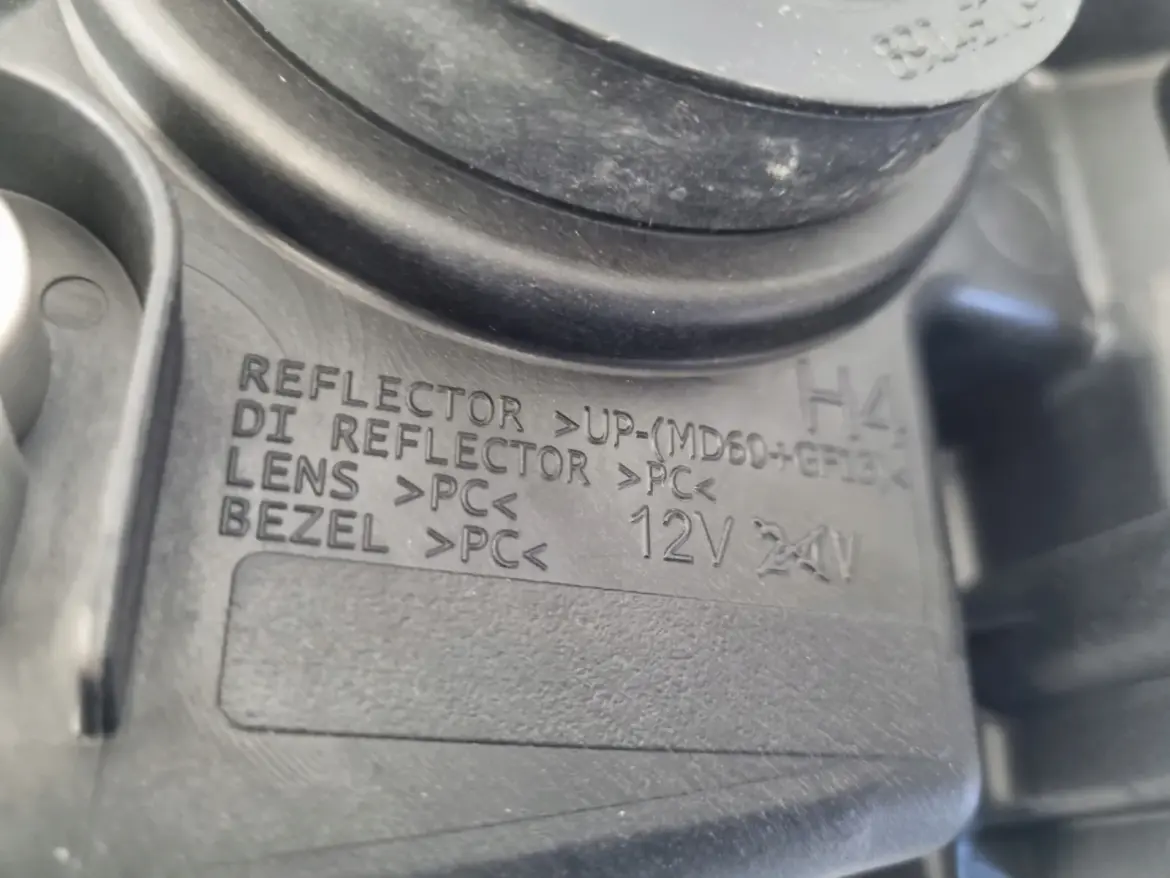 Dacia Sandero II 12-16r PRZEDNIA LAMPA PRAWA PRAWY PRZÓD europa