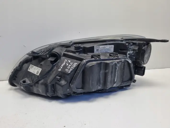 Volvo V40 II 12-16r PRZEDNIA LAMPA PRAWA prawy przód EUROPA 31420004