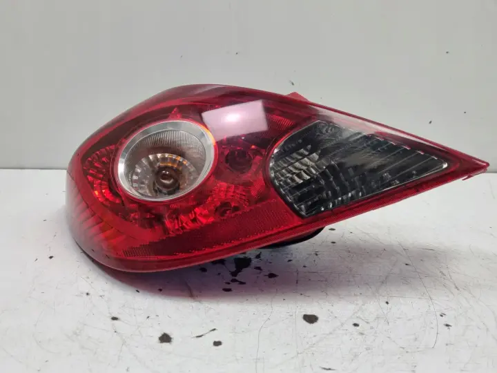 Opel Corsa D 3D HTB 06-14r TYLNIA LAMPA LEWA LEWY TYŁ 13211840 89038962A