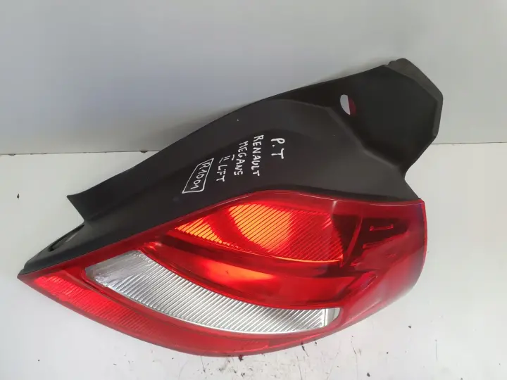 Renault Megane II lift HB TYLNA LAMPA PRAWA prawy tył pasażera 8200413216-C