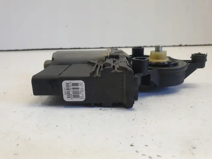 VW Golf IV 5D SILNICZEK SZYBY Prawy tył PASAŻERA