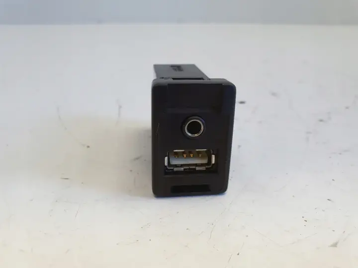 Toyota Avensis III T27 GNIAZDO USB AUX 86190-0D030