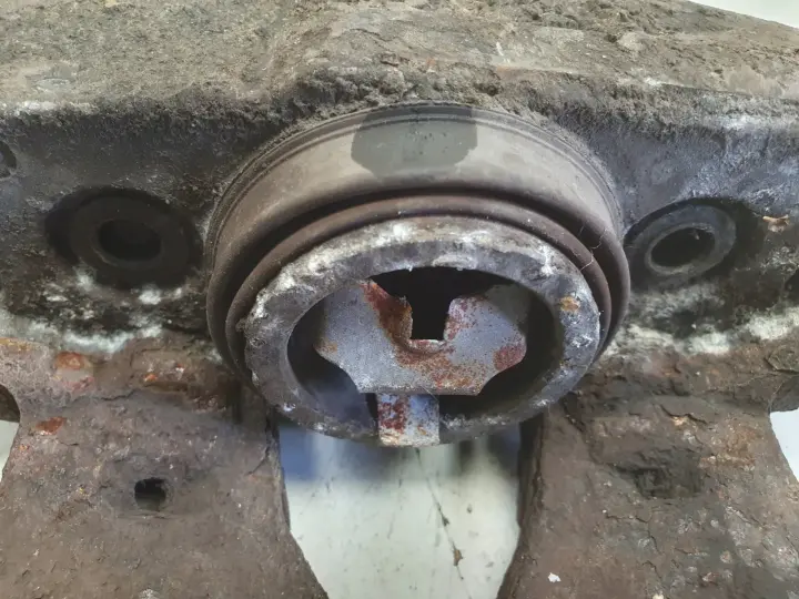 Volvo XC90 II PRZEDNI ZACISK HAMULCOWY lewy przód Kierowcy L.P 30657303 959