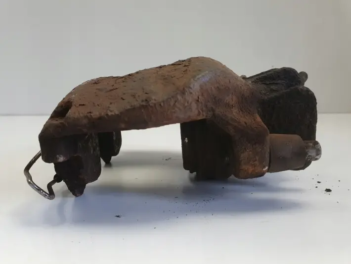 Volvo S60 I V70 II PRZEDNI ZACISK HAMULCOWY prawy przód pasażera 830