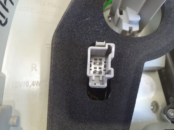 Volvo V70 III XC70 TYLNIA TYLNA LAMPA PRAWA prawy tył LED 31276840