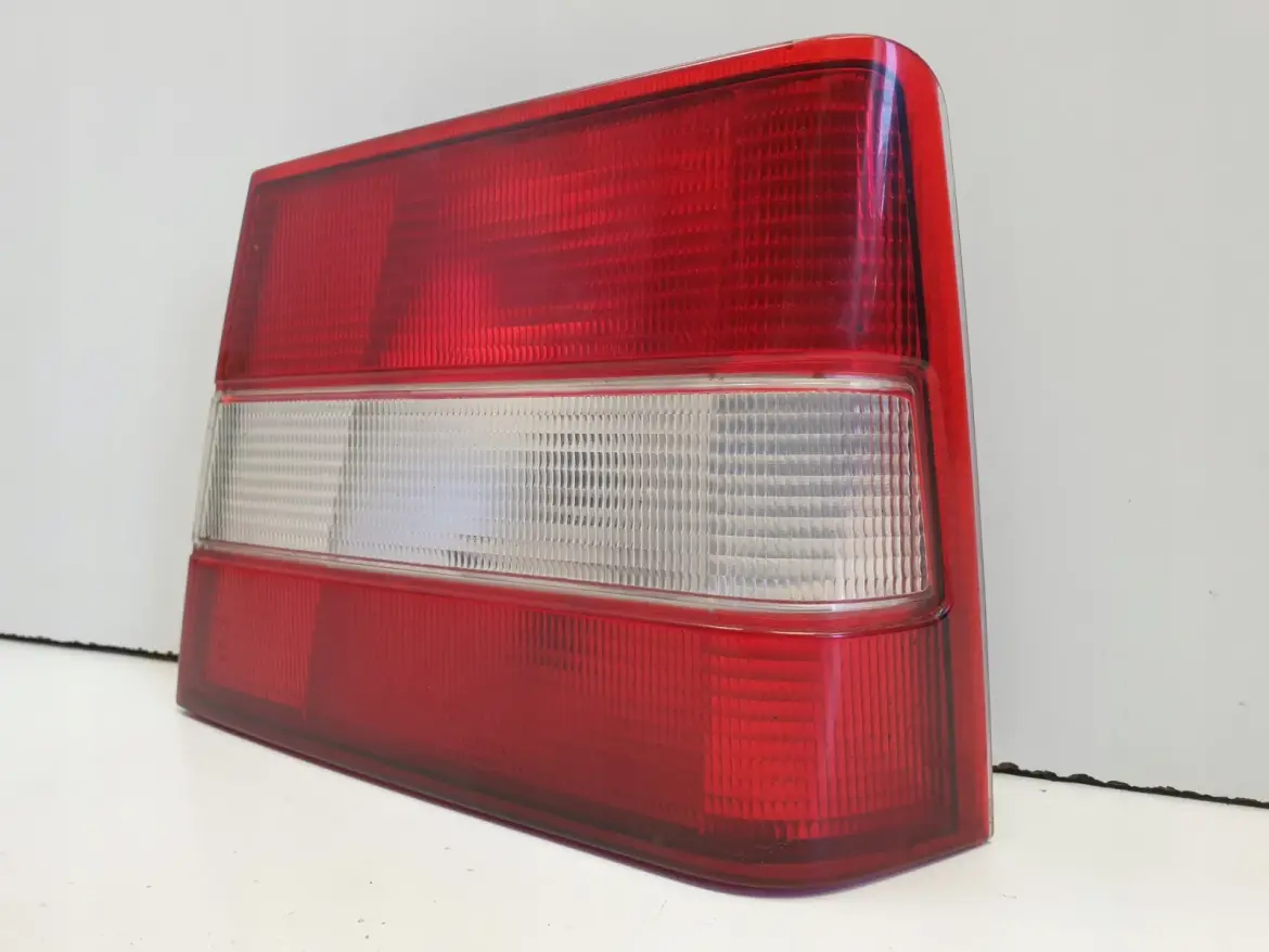 Volvo 940 960 TYLNA LAMPA PRAWA W KLAPĘ prawy tył