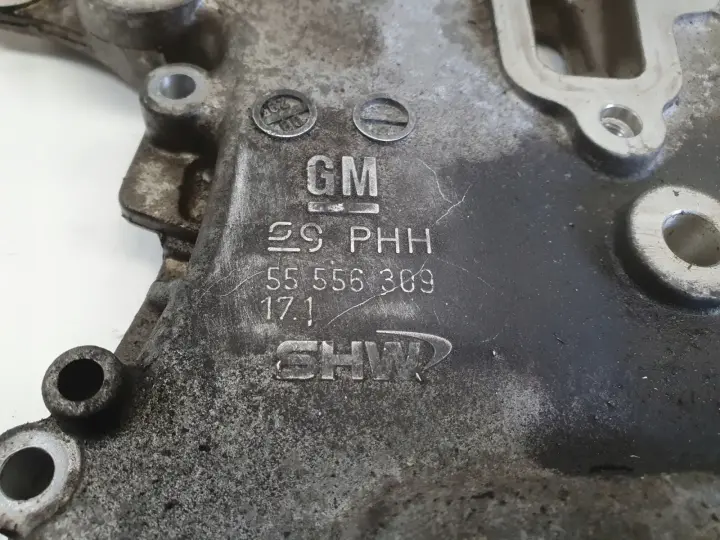 Opel Corsa D 1.2 1.4 16V OBUDOWA ROZRZĄDU osłona POMPA OLEJU 55556309