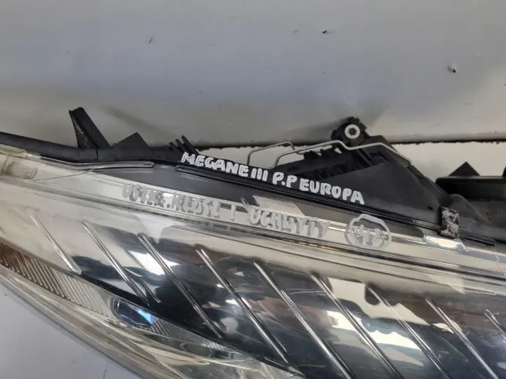 Renault Megane III 08-12r PRZEDNIA LAMPA PRAWA PRAWY PRZÓD 260100017R