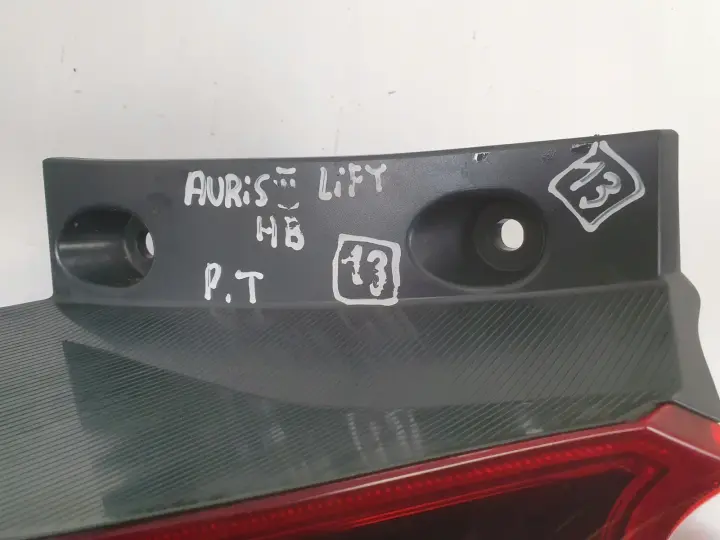 Toyota Auris II LIFT HTB 12-18r TYLNIA LAMPA PRAWA PRAWY TYŁ