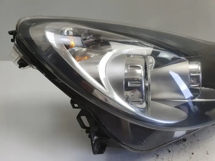 Opel Corsa D PRZEDNIA LAMPA PRAWA prawy przód anglik Ciemny klosz 13217456