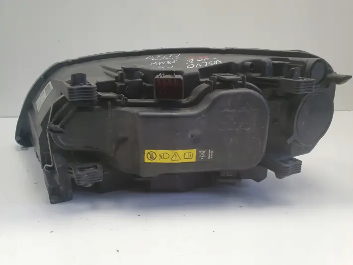 Volvo V70 III XC70 S80 II XENON PRZEDNIA LAMPA PRAWA prawy przód 31214348