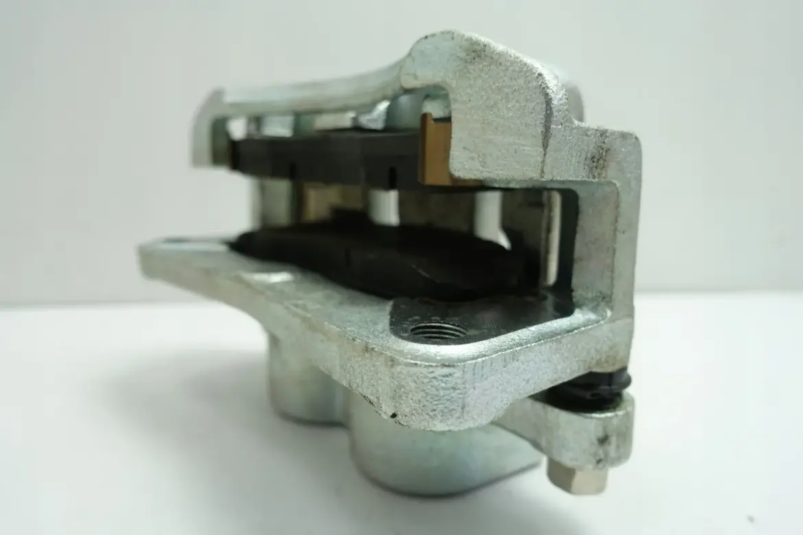 Kia Carnival I 2.9 CRDI PRZEDNI ZACISK HAMULCOWY