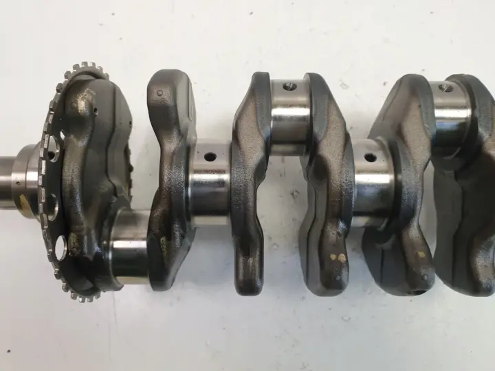 Toyota Avensis T27 2.0 D4D WAŁ KORBOWY